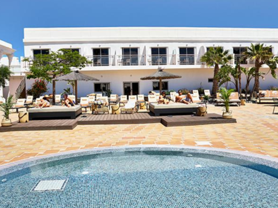 Facade and pool of Coral Cotillo Hotel