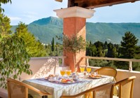 Outdoor dining at Victoria Hill Hotel